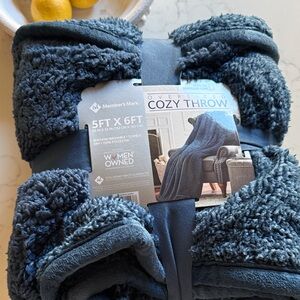 Member's Mark Oversized Cozy Throw - Deep Blue